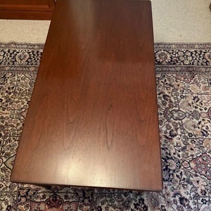 COFFEE TABLE - MAHOGANY PARKER FURNITURE - Picture 1 of 3