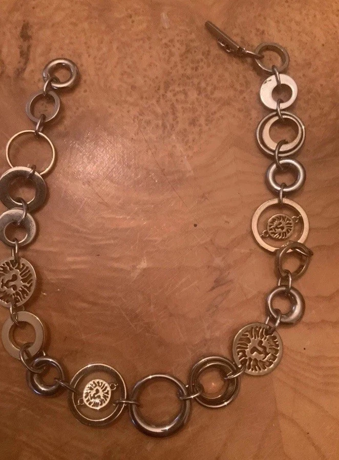 CALVIN KLEIN ЗОЛОТОЙ ТОНИРОВАННЫЙ ОЖЕРЕЛЬЕ КРУГИ С ЛЬВИНЫМИ ЛИЦАМИ 19» - Изображение 1 из 4