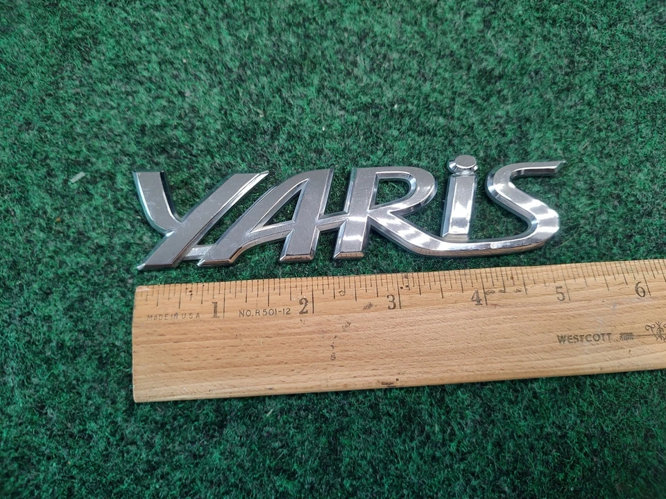 Toyota Yaris 2006-2011 emblema trasero logotipo insignia símbolo letras cromadas OEM 2S7 Foto 1 de 4