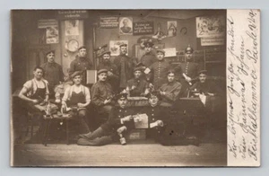 WK1 Antike DEUTSCHE Echt Foto RPPC Postkarte SOLDATEN mit TROMMEL & NÄHMASCHINE - Bild 1 von 2