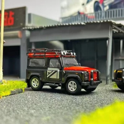 Master 1:64 Land Rover Defender 90 with accessories Diecast Model Car - Image 1 of 4