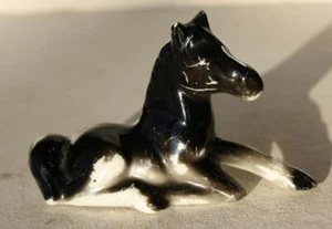 Pferde Figur Miniatur Hengstfohlen liegend schwarz weiß Keramik handbemalt NIEDLICH - - Bild 1 von 1