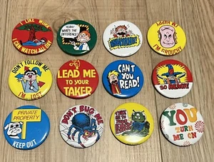 Lote De Colección 12 Botones Pinback Extraterrestre Vaquero Maestro Araña Humor Sarcasmo Años 70 - Imagen 1 de 9