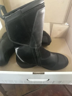 Like New BMW Unisex All around Motorcycle Boots Size Uk 39 Black - Image 1 of 4