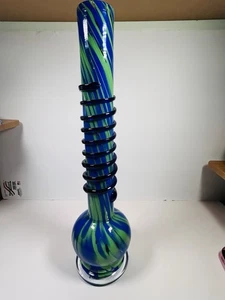 Große mehrfarbige blau & grün gewirbelte Kunstglasvase mit Schlangenverpackung 18 Zoll - Bild 1 von 12