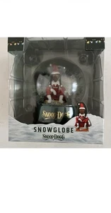 Snoop on the Stoop Snow Globe, Indoor Christmas Decorations NEW - Picture 1 of 2