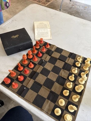 HUESO TEÑIDO TALLADO VINTAGE 32 PIEZAS. JUEGO AJEDREZ ROJO (NARANJA) Y BLANCO Viaje Foto 1 de 4