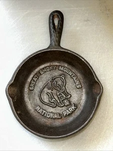 Vtg Miniature Cast Iron Skillet Pan Ashtray Souvenir Great Smoky Mountains Park - Picture 1 of 3