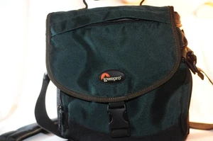 LowePro Green NOVA 2 camera bag for Nikon Canon Sony SLR DSLR Mirrorless - Picture 1 of 7
