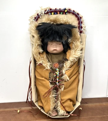 Muñeca de porcelana Swan Collection Sleeping Baby Boy nativo americano 13", vintage Foto 1 de 4