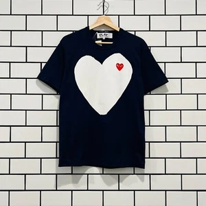 CAMISETA COMME DES GARCONS CDG PLAY BLANCA LOVE IMPRESIÓN CORAZÓN AZUL MARINO T184-051-1 - Imagen 1 de 2