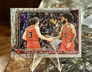 2025-26 Topps JOSH GIDDEY / COBY WHITE WINDY CITY SILVER CRACKLE BOARD 277 BULLS - Picture 1 of 2