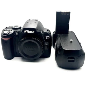 Nikon D40 6.1MP Digital SLR Camera BODY ONLY - Includes Battery - Picture 1 of 3