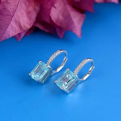 Pendientes colgantes colgantes de topacio azul simulado corte esmeralda de 2 quilates enchapados en oro blanco de 14 quilates Foto 1 de 4