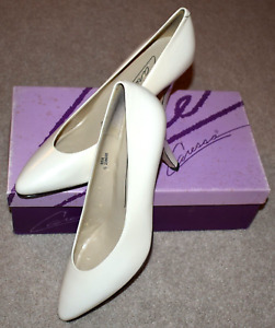 NEW! VINTAGE CARESSA ASTER IVORY PUMPS ~ SIZE 8 MEDIUM ~ INSIDES ARE DRY / READ!
