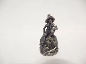 THIMBLE VINTAGE PEWTER TOPPER OF A LEPRECHAUN ON A TREE STUMP W/IVY - Picture 1 of 5