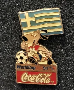 Coca Cola WM 1994 Griechenland Anstecknadel griechische Flagge Stürmer der Hund Fußball Ball - Bild 1 von 3