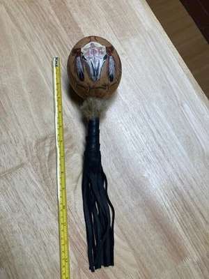 Sonajero de calabaza pintado a mano nativo americano con mango envolvente de cuero sintético 12" Foto 1 de 3