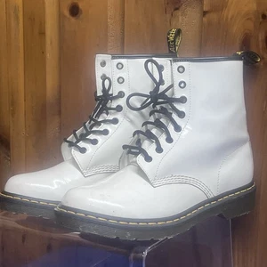 Stivali donna Doc Dr. Martens 1460 W pelle verniciata taglia 10 bianchi stringati - Foto 1 di 11