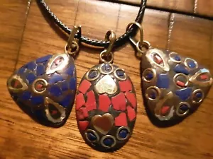 Lote de 3 Colgantes de latón BOHO de colección mosaico rojo coral hecho a mano con collar BOHO - Imagen 1 de 9