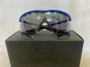 Oakley - M - Telaio personalizzato - Cornice blu - Obiettivo nero iridio - NUOVO in SCATOLA - Foto 1 di 3