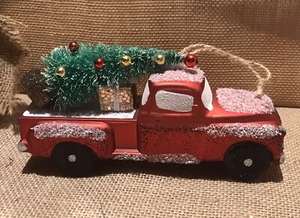 ROTER SCHNEEBEDECKTER WEIHNACHTSWAGEN MIT FLASCHENBÜRSTE BAUMORNAMENT - Bild 1 von 7