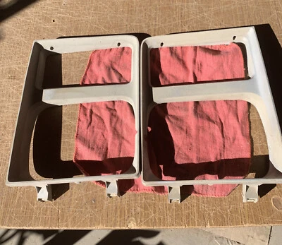 Molduras para faróis do fabricante de equipamento original Chevy Truck C10, C20, K10, K20, suburbano, esquerda e direita 1985 - Imagem 1 de 4