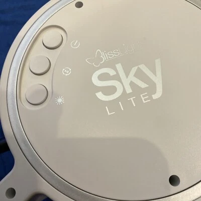 Proyector láser LED BlissLights Sky Lite estrellas y galaxias luces azules calmantes Foto 1 de 4