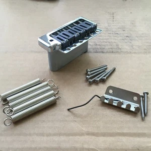 Sistema Tremolo Strat Spaziatura 52mm Stile Moderno 6 Selle Nere + Molle Artiglio - Foto 1 di 17