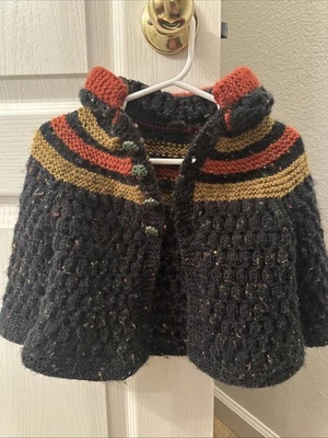 Cardigã infantil de crochê feito à mão cinza carvão e listras com botões de árvore - Imagem 1 de 4