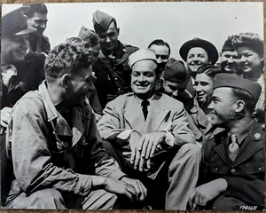 Bob Hope Visiting Troops B&W Studio Foto schweres hart laminiertes Studio???? - Bild 1 von 8