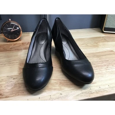 Zapatos de salón LifeStride Dreams para mujer de cuero negro sin cordones punta almendra con tacón de cuña Foto 1 de 4