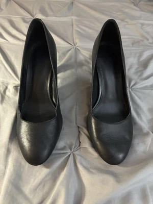 Women’s Michael Kors Black Leather Pumps with Lock Hardware Size 9 - Image 1 of 4