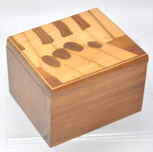 Teclado de piano con tapa tallada a mano con caja de madera firmado en la parte inferior por el artista 1989 - Imagen 1 de 4