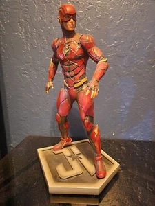 DC COLLECTIBLES JUSTICE LEAGUE THE FLASH STATUE - Picture 1 of 1
