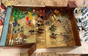 VIntage 1968 Marx Fort Apache Tin Litho Carry-All Play Set #4685 w/ Accessories - Picture 1 of 11
