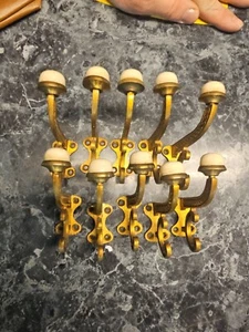 10 viktorianische vergoldete Messinghaken mit weißen Porzellanknöpfen - Bild 1 von 9