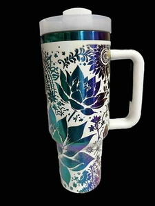 40 Unzen kein Stanley Becher - Lasergravur - Weiß Chroma - Lotusblüte Henna - Bild 1 von 4