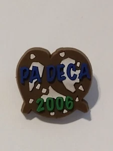 PA 2006 DECA braune Anstecknadel - Bild 1 von 5