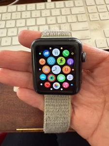 Apple Watch Series 3, bracelet gris tissé, a de nombreuses fonctions ; peu utilisé  - Photo 1 sur 3