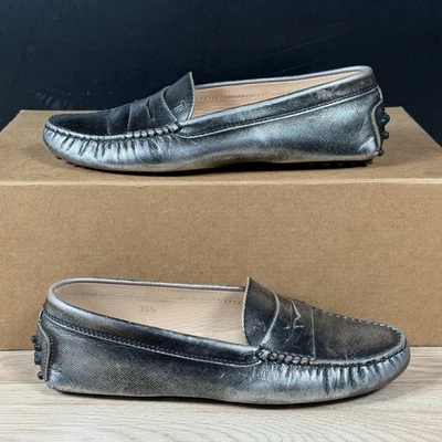Mocasines de conducción Tods Gommino Penny para mujer talla 6,5 suela de guijarros de cuero plateado Foto 1 de 4