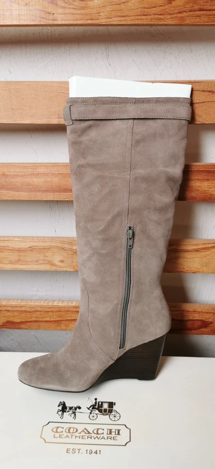 Nuevo Auténtico Coach ANGIE Taupe Gamuza Mujeres Cuña Hasta la Rodilla Botas Zapatos Tacones  Foto 1 de 1