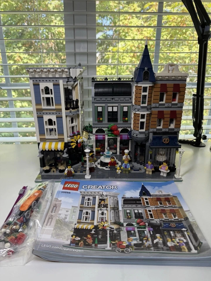 LEGO CREATOR: Assembly Square (10255) - Image 1 of 2