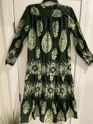 Vestido midi estampado verde de Zara. Mujer Talla XS. De gran tamaño.  Foto 1 de 4