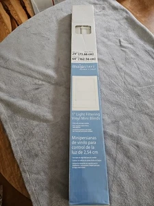 Mini persianas blancas de vinilo con filtro de luz Mainstays - Imagen 1 de 2