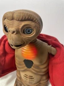 Vintage 2000 TIGER INTERNATIONAL E.T extra terrestrial red coat toy working - Picture 1 of 20