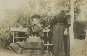 France Family Group posing in a garden Old photo 1890 - Foto 1 di 3