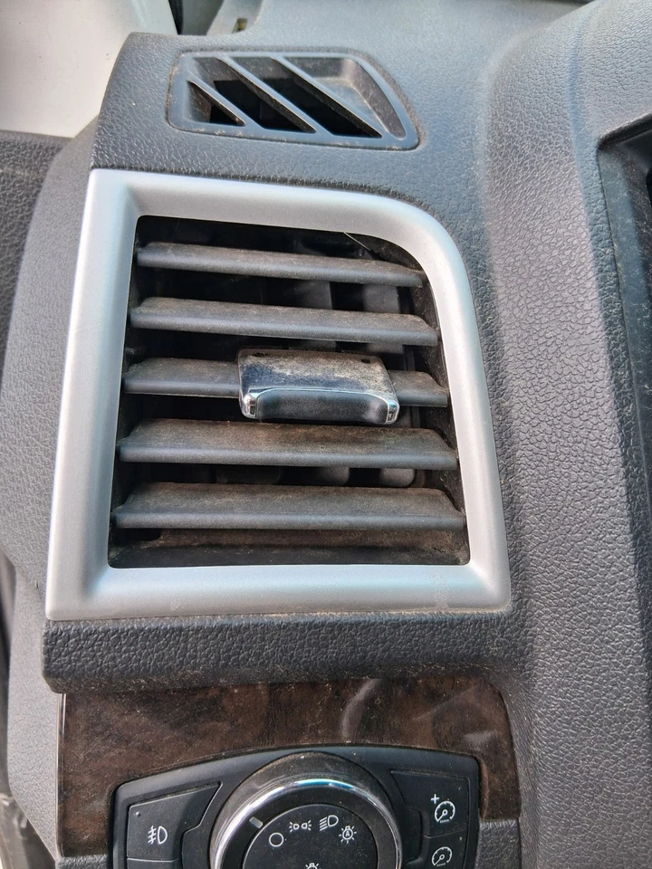 Вентиляционная решетка со стороны водителя для Ford Explorer 2012 года - Изображение 1 из 1