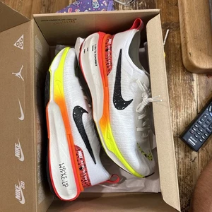 Nike ZoomX Invincible Run 3 Flyknit | Phantom / Blanco / Carmesí Brillante | Reino Unido 8,5 - Imagen 1 de 5