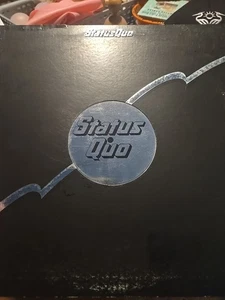 Status Quo S/t 1976 ST-11509 Lp Record + Lyrics Insert Die Cut Cover Vg+/Vg+ Oop - Foto 1 di 4
